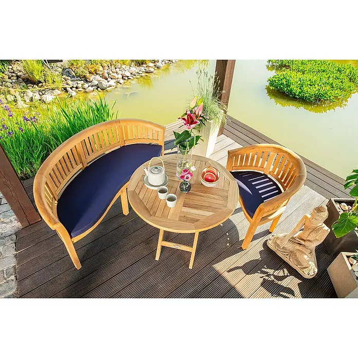 Kai Wiechmann Sitzauflage - Sessel, Polyacryl, Anthrazit - Einladende Gartensitzgruppe mit Teakholzmöbeln und blauen Polstern, ideal für entspannte Stunden im Freien am Gartenteich.