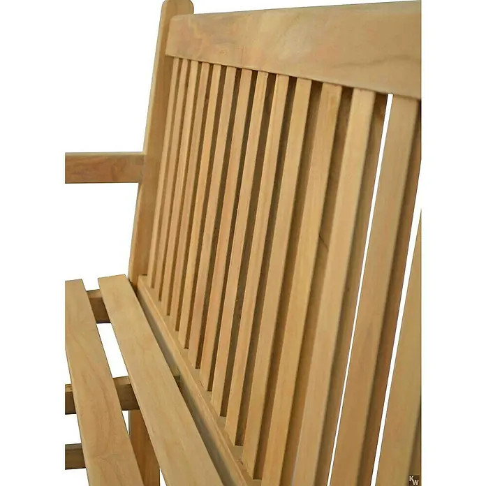 Kai Wiechmann Gartenbank - B x T x H: 130 x 65 x 92 cm, Teak, Naturbelassen - Nahaufnahme einer hellbraunen Holzbank mit Lattenmuster und Armlehne, ideal für den Garten oder die Terrasse.