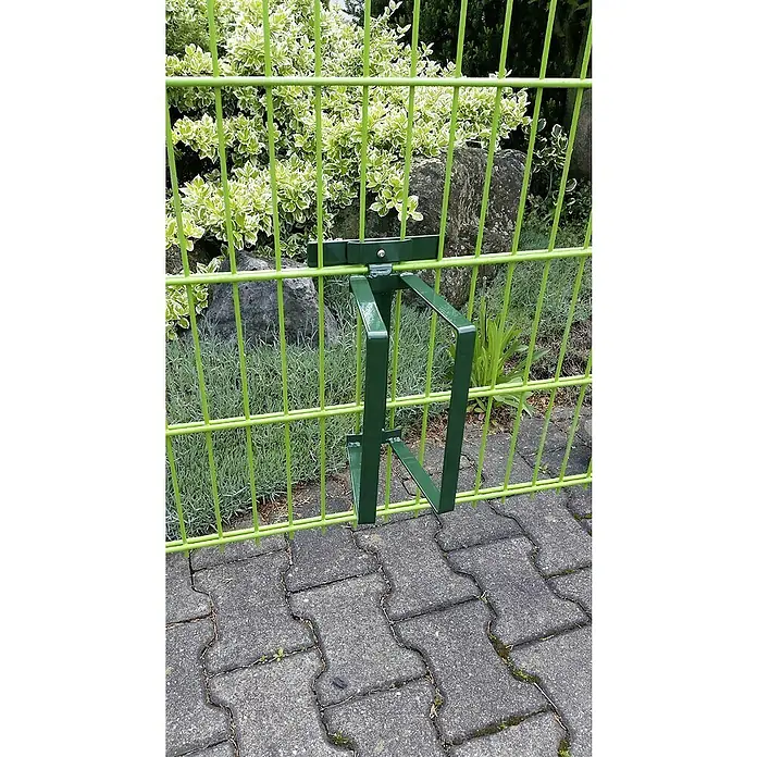 WMT Eindrehhalterung als Fahrradständer - Stahl, Dunkelgrün - Befestigungsvorrichtung für einen grünen Zaun. Das Gerät ist ebenfalls grün und besteht aus rechteckigen Metallstäben.