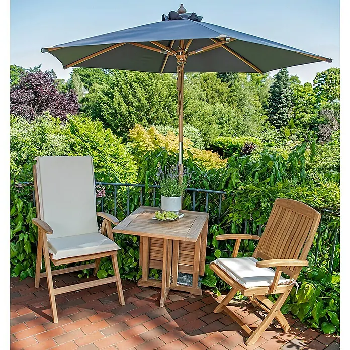 Kai Wiechmann Balkontisch - L x B x H: 120 x 60 x 76 cm, Teakholz, Klappbar, Rechteckig, Naturbelassen - Gartenmöbel-Set mit einem Tisch und zwei Stühlen unter einem Sonnenschirm, perfekt für entspannte Stunden im Freien.