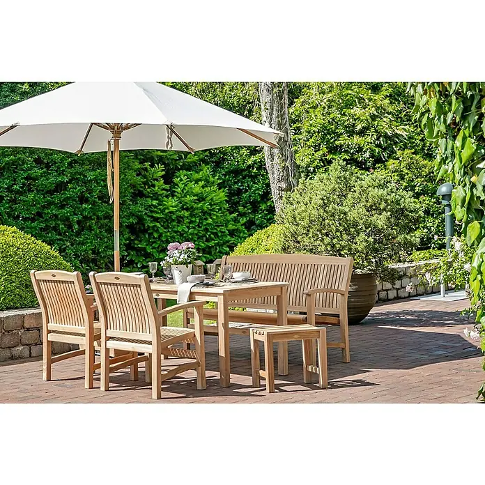 Kai Wiechmann Gartenbank - B x T x H: 200 x 63 x 92 cm, Teak, Naturbelassen - Gartentischgruppe aus Teakholz mit Sonnenschirm, bestehend aus Tisch, Stühlen, Bank und Hocker, auf einer Terrasse.
