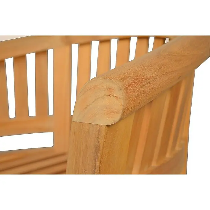 Kai Wiechmann Gartenbank - Teak, Naturbelassen - Detailaufnahme eines Teakholz-Gartenstuhls mit Armlehne, der die natürliche Maserung und die warme Farbe des Holzes hervorhebt.