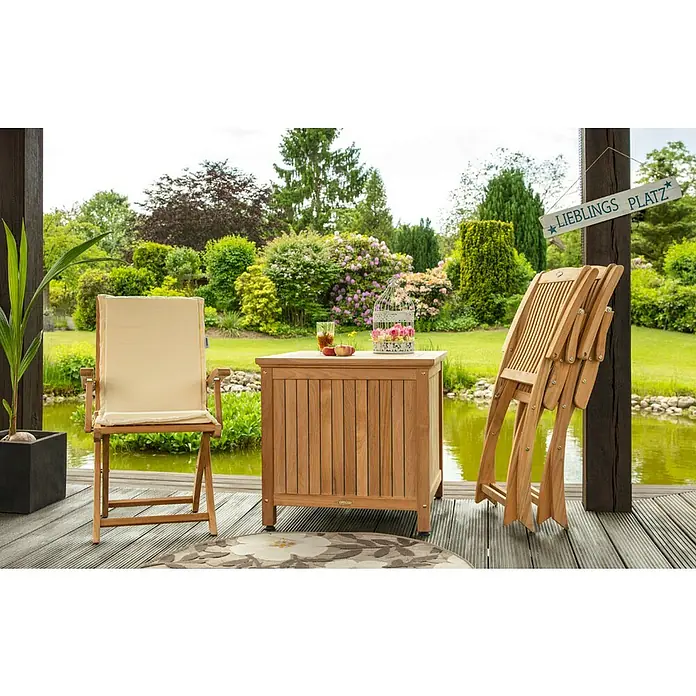 Kai Wiechmann Sitzauflage - Klappstuhl, L x B x H: 88 x 40 x 4 cm, Polyacryl, Marineblau - Gartenmöbel-Set aus Teakholz mit einem Stuhl mit Polsterung, einem Tisch mit Dekorationen und zwei Klappstühlen.