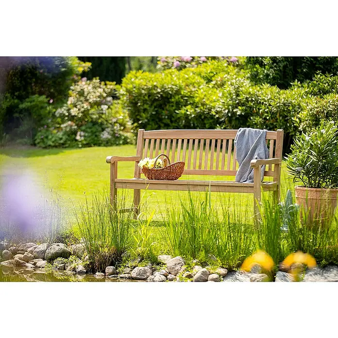 Kai Wiechmann Gartenbank - B x T x H: 110 x 67 x 91 cm, Teak, Naturbelassen - Gartenbank aus Holz mit Korb und Decke. Die Bank steht auf einer grünen Wiese, umgeben von üppigem Grün und einem kleinen Teich.