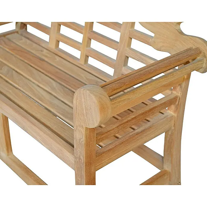 Kai Wiechmann Kinder-Gartenstuhl - Teakholz, Naturbelassen, B x T x H: 80 x 33 x 60 cm - Detailaufnahme einer Gartenbank aus Holz. Die Bank besticht durch ihre natürliche Holzfarbe und ihr Lattenmuster in Sitzfläche und Rückenlehne.