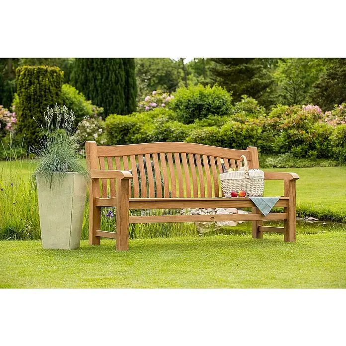 Kai Wiechmann Gartenbank - B x T x H: 186 x 74 x 95 cm, Teak, Naturbelassen - Gartenbank aus Holz mit Korb und Äpfeln, umgeben von grüner Natur. Die Bank lädt zum Verweilen und Entspannen im Garten ein.