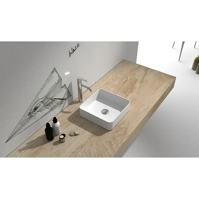 Camargue Lavabo Molí - 38 x 38 cm, Con esmalte antibacteriano, Sin desbordamiento, Blanco - Un elegante lavabo sobre encimera cuadrado blanco sobre una superficie de madera en un baño, que añade un toque moderno.