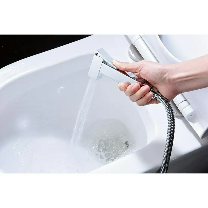 Imex Suecia Ducha higiénica inodoro - Latón - Primer plano de un rociador de bidé en acción, que ofrece una limpieza higiénica y cómoda.