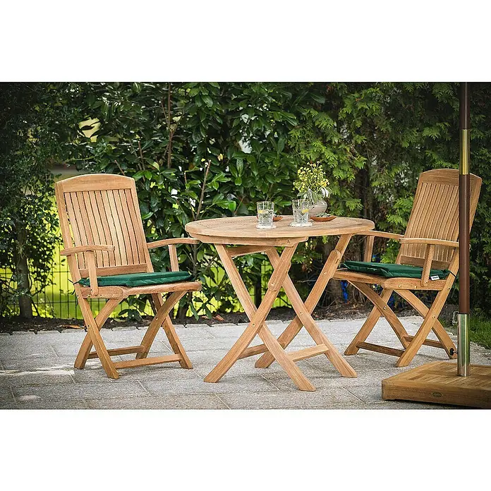 Kai Wiechmann Sitzauflage - Klappstuhl, L x B x H: 35 x 40 x 4 cm, Polyacryl, Anthrazit - Gartenmöbel-Set mit Holztisch und zwei Stühlen mit grünen Kissen, ideal für entspannte Stunden im Freien.