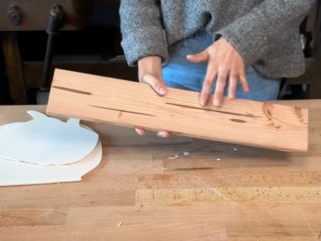Kleine, längliche Vertiefungen wurden in ein Holzbrett gesägt