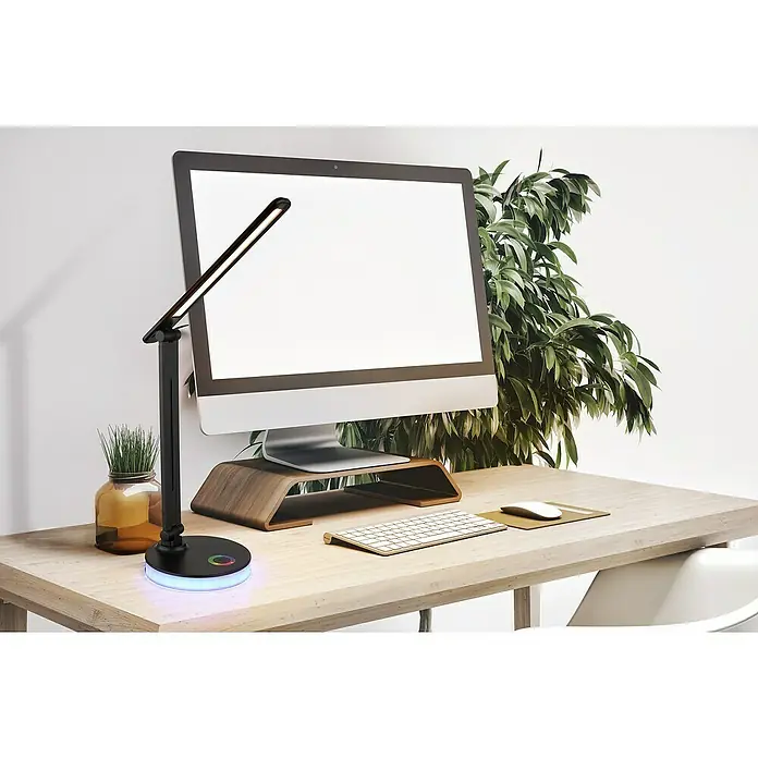 Globo LED-Tischleuchte Geraldo - 5 W, L x B x H: 280 x 150 x 500 mm, Mehrfarbig, Schwarz - Ein moderner Schreibtisch mit einem LED-Tischlampe mit Farbwechselbasis, einem Monitor, einer Tastatur und einem Monitorständer aus Holz.