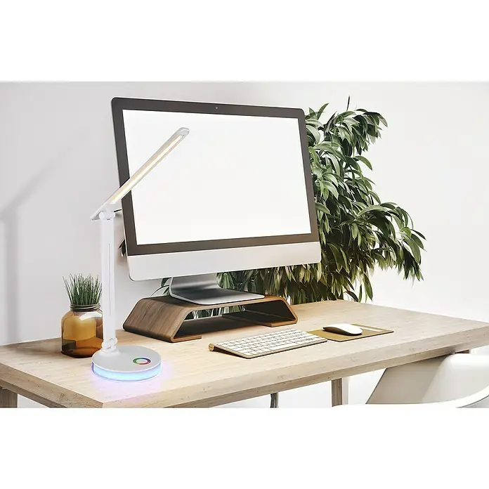 Globo LED-Tischleuchte Geraldo - 5 W, L x B x H: 280 x 150 x 500 mm, Mehrfarbig, Weiß - Eine moderne Schreibtischlampe mit LED-Technologie beleuchtet einen Arbeitsplatz mit Monitor und Zubehör.