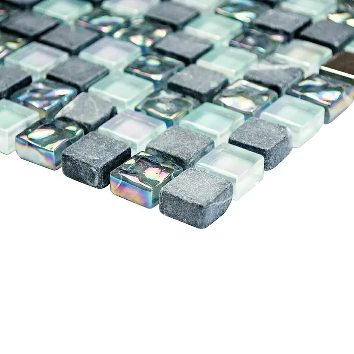 Mosaikfliese Crystal Mix XCM M840 - 30,5 x 32,2 cm, Grau, Glänzend - Nahaufnahme einer Auswahl von Mosaikfliesen mit verschiedenen Texturen und Farben, die ein interessantes Muster bilden.