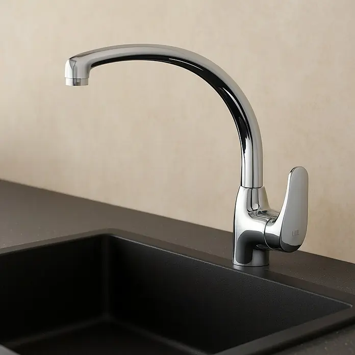 Universal de Grifería Grifo de cocina Caño Fundido - Cromo, Brillante - Elegante grifo moderno que brilla sobre un fregadero oscuro. El diseño minimalista del grifo complementa perfectamente la estética moderna del fregadero.