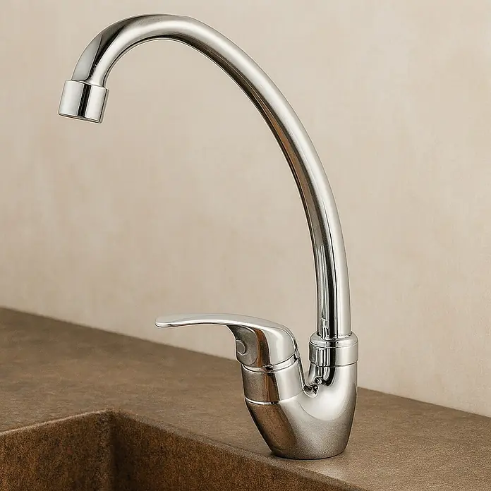 Universal de Grifería Grifo de cocina Un Agua - Cromo, Brillante - Primer plano de un elegante grifo de cocina cromado. Su diseño elegante complementa perfectamente las cocinas y los baños modernos.
