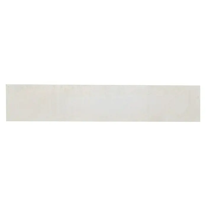Beckers Betonzaun Zaunelement Standard glatte Platte - 200 x 38,5 cm, Beton, Betongrau - Nahaufnahme einer eleganten, hellen Fliesenoberfläche. Die subtile Textur und das sanfte Farbschema machen diese Fliese zu einer stilvollen Wahl für jeden Raum.