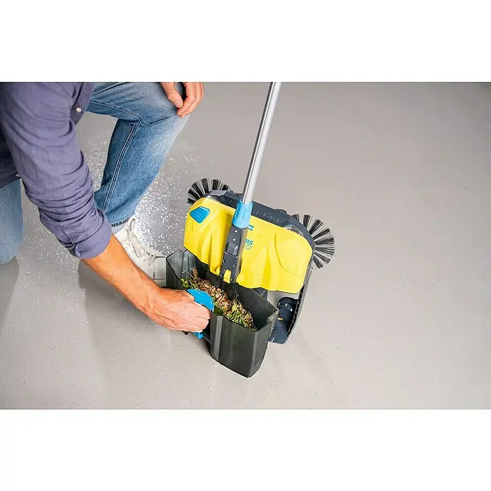 Gloria Power for All 18V Akku-Handkehrmaschine EasySweep 18V - 18 V, 1 Akku, Arbeitsbreite: 40 cm, 4,5 l - Ein Mann leert einen gelben und grauen manuellen Kehrmaschinebehälter. Praktisch für Hof und Garten!