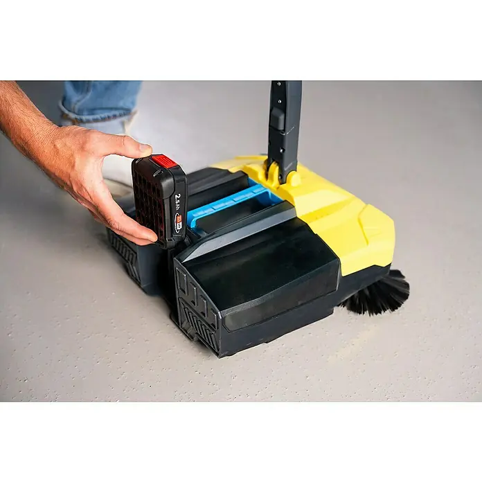 Gloria Power for All 18V Akku-Handkehrmaschine EasySweep 18V - 18 V, 1 Akku, Arbeitsbreite: 40 cm, 4,5 l - Ein gelb-schwarzer Kärcher-Akku-Besen wird mit einem Akku ausgestattet. Der Akku ist schwarz mit roten Details und hat eine Kapazität von 2,5 Ah.
