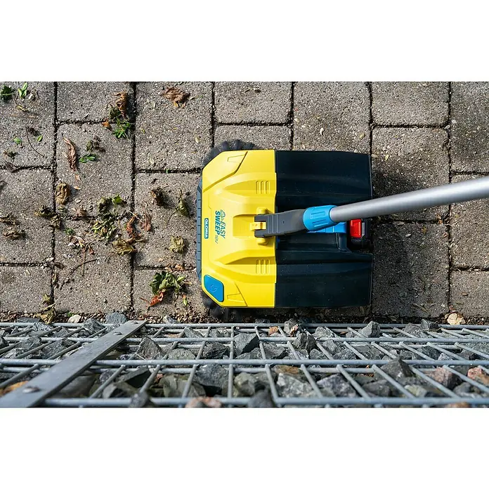 Gloria Power for All 18V Akku-Handkehrmaschine EasySweep 18V - 18 V, 1 Akku, Arbeitsbreite: 40 cm, 4,5 l - Bild eines Gloria Easy Sweep 18V Akku-Kehrbesens, der auf einer gepflasterten Fläche Blätter und Schmutz beseitigt, mit einem Fokus auf dem Gerät.