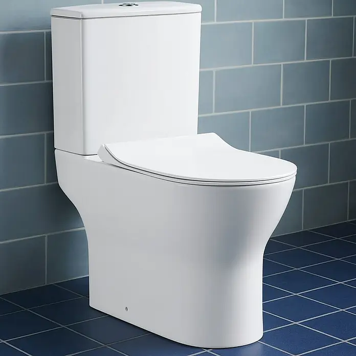 Camargue Tokio Pack de WC - Salida dual - Primer plano de un inodoro blanco moderno con cisterna y entorno con azulejos azules.