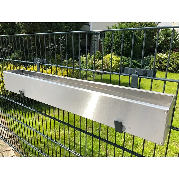 WMT Eindrehhalterung für Blumenkästen - 16 x 17 x 24 cm, Anthrazit - Metall-Blumenkasten mit Halterung zur Befestigung an einem Zaun. Der Blumenkasten ist rechteckig und hat eine silberne Oberfläche.