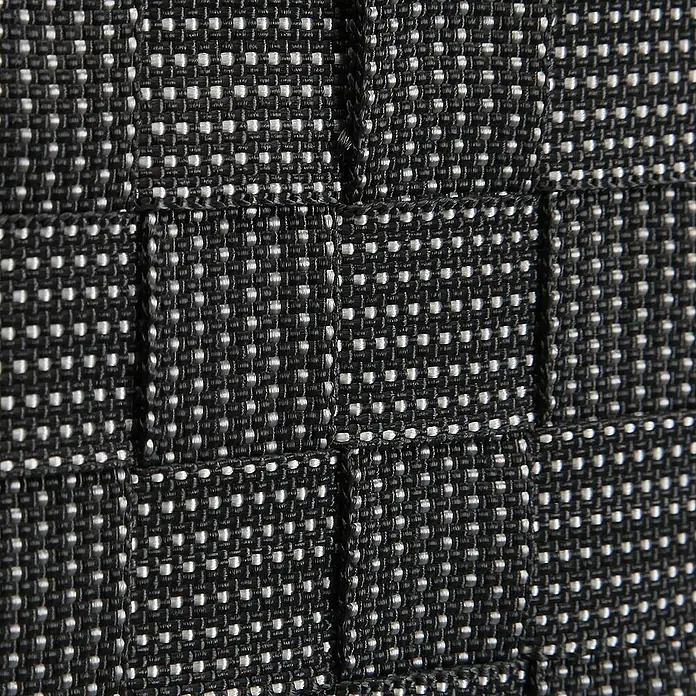 Versa Cesta para el baño 4 - L x An x Al: 32 x 27 x 10 cm, Gris - Primer plano de un tejido trenzado en blanco y negro. La textura es detallada y muestra el tejido del material.
