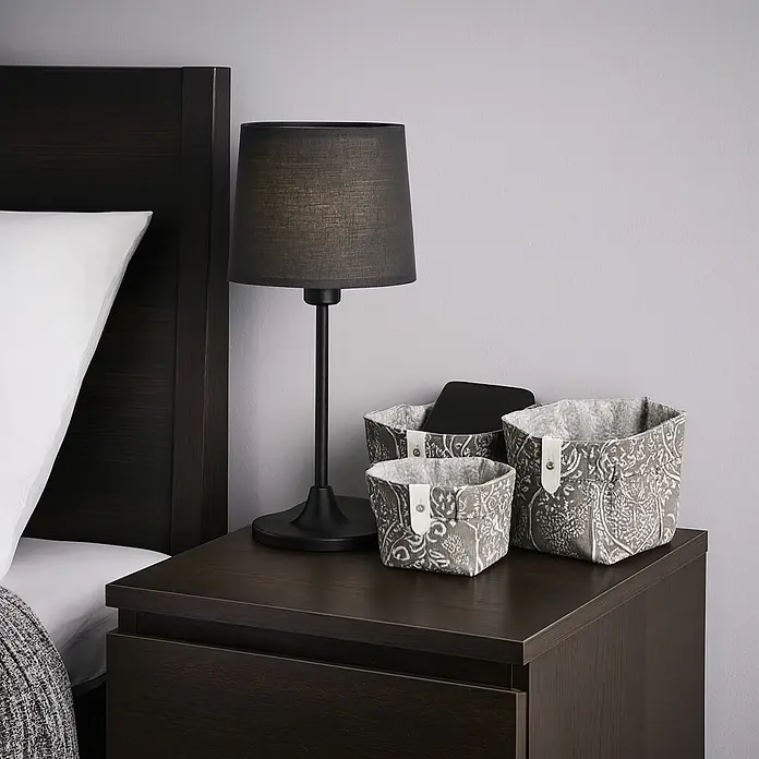 Versa Juego de cestas cuadradas Lively - Multicolor, 3 pzs. - Mesita de noche con lámpara y tres cestas decorativas de tela gris con estampado blanco y cierre de botón.