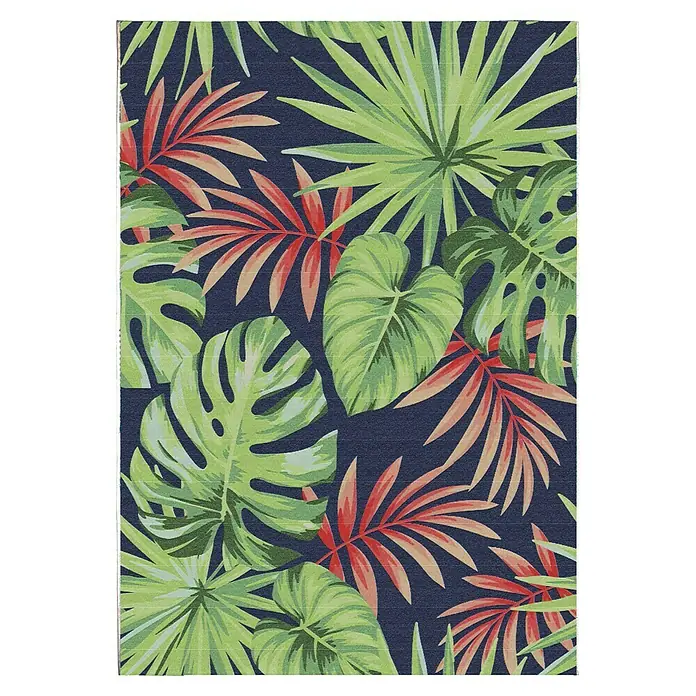 Outdoor-Teppich Sunny - Grün/Rot, 170 x 120 cm, 100 % Polypropylen - Ein tropisches Stoffmuster mit grünen und roten Palmenblättern auf marineblauem Hintergrund, ideal für lebhafte Wohnaccessoires.