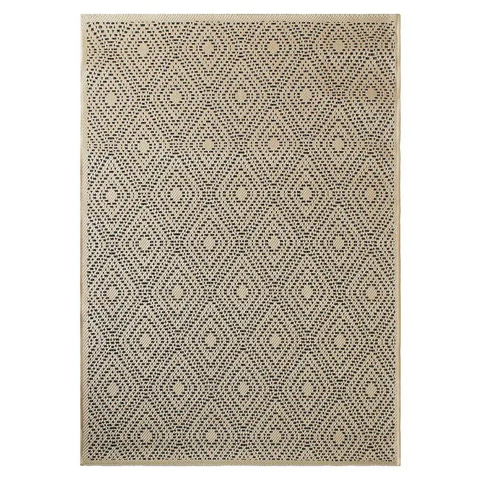 Outdoor-Teppich Bora - Beige, 170 x 120 cm, 100 % Polypropylen, Gemustert - Ein Teppich mit einem sich wiederholenden Rautenmuster in Beige und Schwarz. Der Teppich hat eine dezente Struktur und wirkt sehr robust.