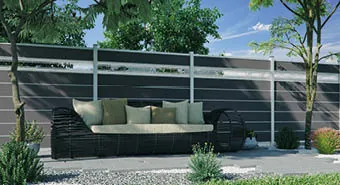 WPC-Zaun als Sichtschutz im Garten, davor eine Lounge auf der Terrasse