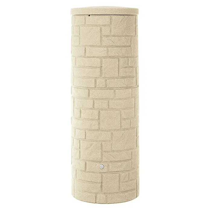 Arves Regenspeicher Arcado - 360 l, Sandsteinfarben - Eine Regenwassertonne in Sandsteinoptik. Die Tonne hat ein Mauerdesign und einen Deckel, ideal für die Gartenbewässerung und zur Wasserspeicherung.