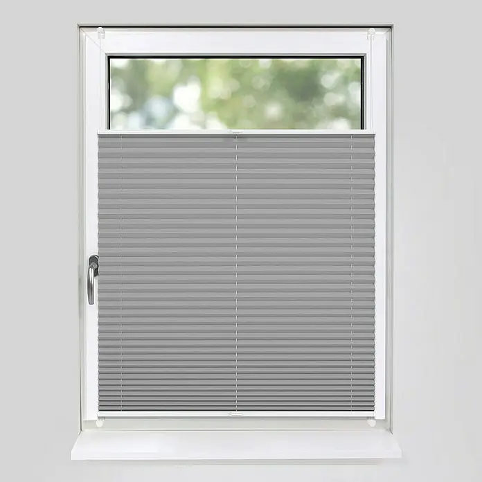 Deco-Raum Plissee ohne Bohren Basic - B x H: 55 x 150 cm, Grau - Bild einer grauen Plissee-Jalousie vor einem Fenster, die das Licht filtert und Privatsphäre bietet. Ideal für moderne Wohnräume.