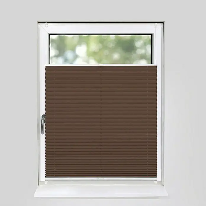 Deco-Raum Plissee ohne Bohren Basic - B x H: 60 x 150 cm, Braun - Braune Plissee-Jalousie im Fenster, die für Privatsphäre und Lichtschutz sorgt. Das Plissee verleiht dem Raum eine warme, gemütliche Note.