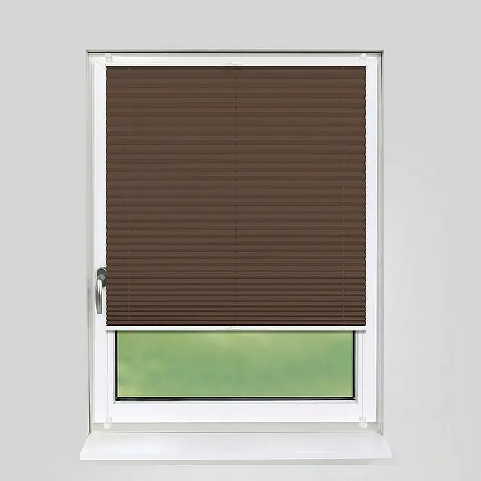 Deco-Raum Plissee ohne Bohren Basic - B x H: 80 x 150 cm, Braun - Braune Jalousien im Fenster. Die Jalousien sind geschlossen und verdecken den oberen Teil des Fensters und bieten Privatsphäre.
