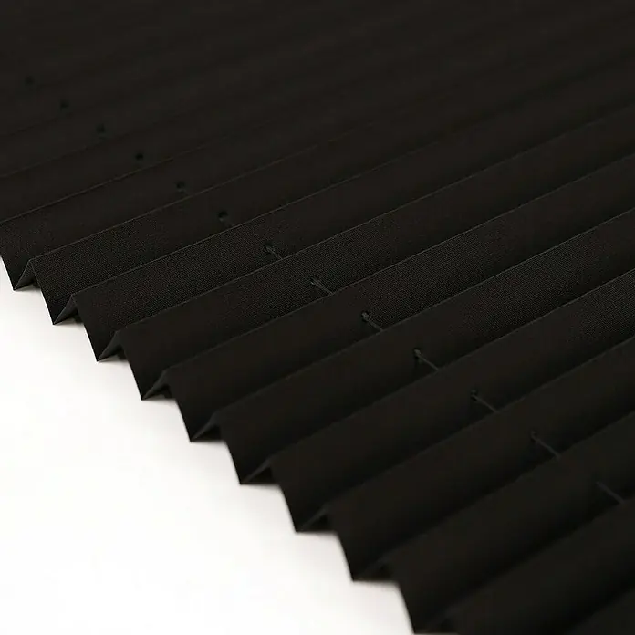 Deco-Raum Plissee ohne Bohren Basic - B x H: 45 x 150 cm, Schwarz - Nahaufnahme einer schwarzen, plissierten Fensterabdeckung, die für Privatsphäre und Verdunkelung sorgt.