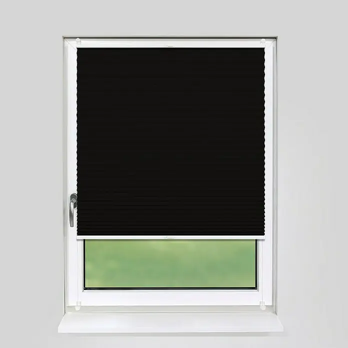 Deco-Raum Plissee ohne Bohren Basic - B x H: 45 x 150 cm, Schwarz - Plissee Rollo in Schwarz vor einem Fenster, das teilweise geöffnet ist. Das Rollo bietet Sichtschutz und Verdunkelung.