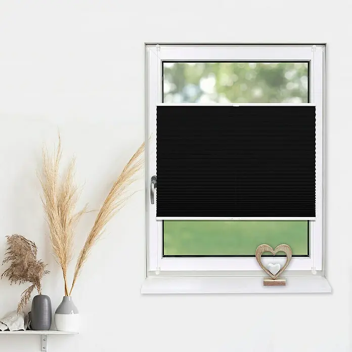 Deco-Raum Plissee ohne Bohren Basic - B x H: 55 x 150 cm, Schwarz - Das Bild zeigt ein schwarzes, plissiertes Rollo vor einem Fenster. Das Rollo ist blickdicht und sorgt für eine angenehme Verdunkelung.