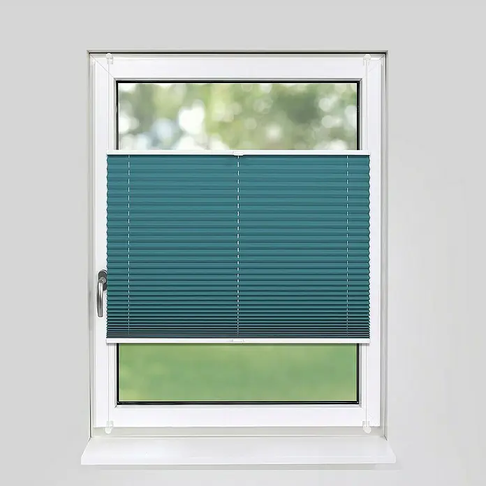 Deco-Raum Plissee ohne Bohren Basic - B x H: 60 x 150 cm, Petrol - Das Bild zeigt ein Fenster mit einem modernen, blaugrünen Plissee-Rollo, das für effektiven Sonnenschutz und Privatsphäre sorgt.