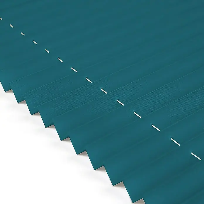 Deco-Raum Plissee ohne Bohren Basic - B x H: 55 x 150 cm, Petrol - Detailaufnahme einer grünen, gefalteten Jalousie mit kleinen Löchern zur Lichtregulierung. Ideal für stilvolle Fensterdekoration.