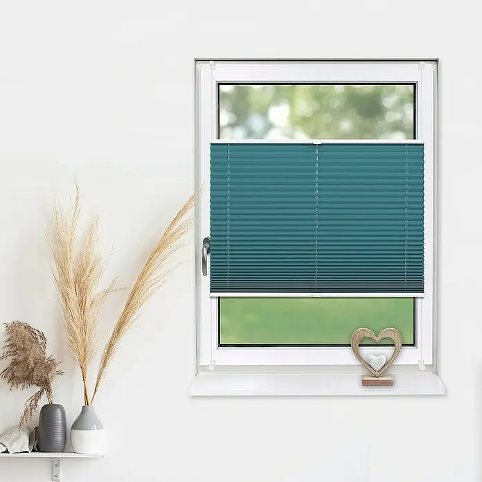 Deco-Raum Plissee ohne Bohren Basic - B x H: 55 x 150 cm, Petrol - Fenster mit einem modernen, türkisfarbenen Plissee, das für Privatsphäre sorgt und das Tageslicht sanft filtert, während es den Raum verschönert.