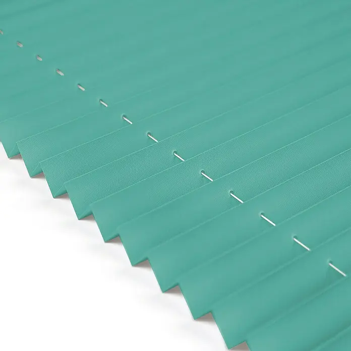 Deco-Raum Plissee ohne Bohren Basic - B x H: 95 x 210 cm, Türkis - Nahaufnahme einer smaragdgrünen, gefalteten Jalousie mit sichtbaren Zugschnüren, die für ein elegantes Erscheinungsbild sorgt.