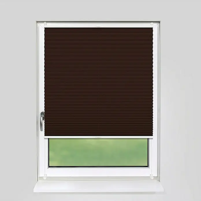 Deco-Raum Plissee ohne Bohren Basic - B x H: 120 x 150 cm, Dunkelbraun - Braune Plissee-Rollos, die in einem Fensterrahmen installiert sind, bieten Privatsphäre und verdunkeln den Raum stilvoll.