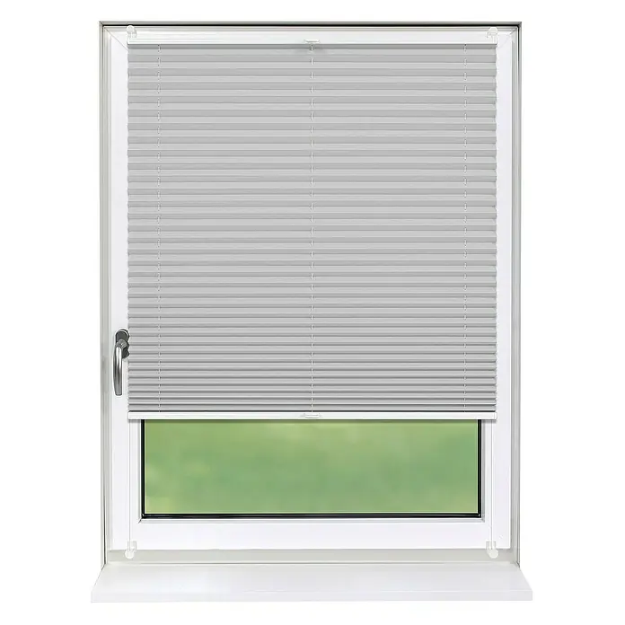 Deco-Raum Plissee ohne Bohren Basic - B x H: 120 x 150 cm, Silber - Innenansicht eines Fensters mit einem grauen Plissee-Rollo, das teilweise die Sicht nach draußen verdeckt. Perfekter Sichtschutz.