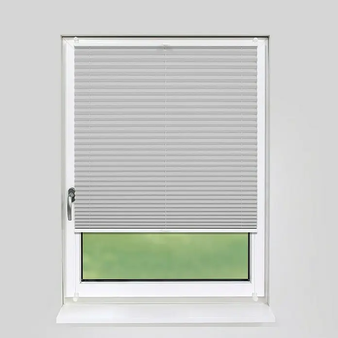 Deco-Raum Plissee ohne Bohren Basic - B x H: 120 x 150 cm, Silber - Graue Jalousien hängen in einem weißen Fensterrahmen. Die Jalousien sind teilweise heruntergelassen und verdecken einen Teil der Aussicht.