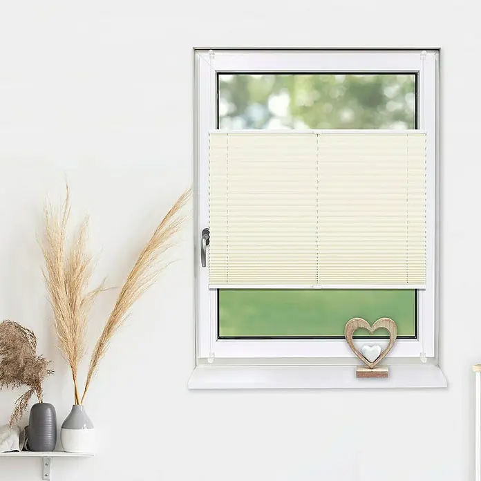 Deco-Raum Plissee ohne Bohren Basic - B x H: 40 x 150 cm, Vanille - Das Bild zeigt ein Fenster mit einem beigen Plissee-Rollo, das teilweise geschlossen ist. Das Plissee sorgt für Privatsphäre und blendfreies Licht.
