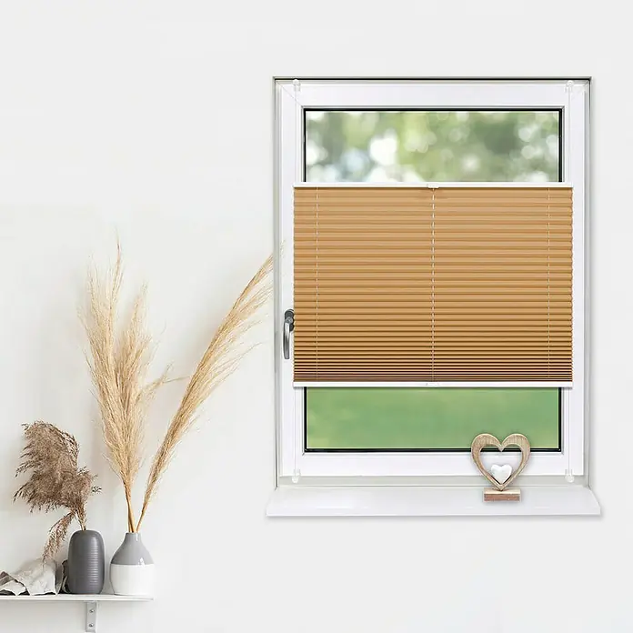 Deco-Raum Plissee ohne Bohren Basic - B x H: 105 x 150 cm, Cappuccino - Nahaufnahme eines Fensters mit einem braunen Plissee-Rollo, das für Privatsphäre sorgt und das Licht reguliert.