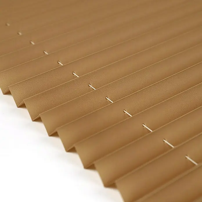 Deco-Raum Plissee ohne Bohren Basic - B x H: 105 x 150 cm, Cappuccino - Nahaufnahme von braunen Plissee-Fensterläden, die sich durch ein sauberes Design und eine elegante Faltung auszeichnen. Sie bieten Privatsphäre und Lichtschutz.
