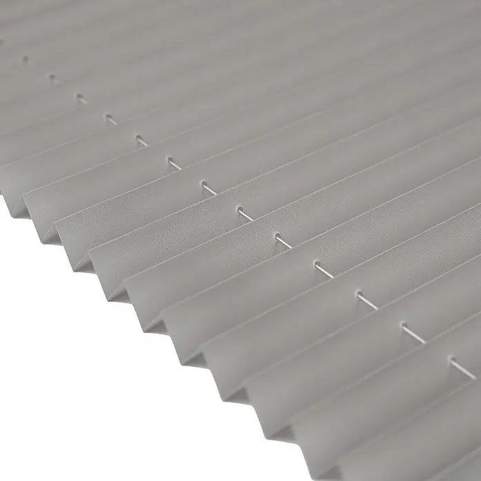 Deco-Raum Plissee ohne Bohren Basic - B x H: 70 x 210 cm, Silber - Nahaufnahme einer grauen, plissierten Fensterjalousie mit filigranen Schnüren, die durch Löcher gefädelt sind. Sorgt für Privatsphäre und Lichtsteuerung.