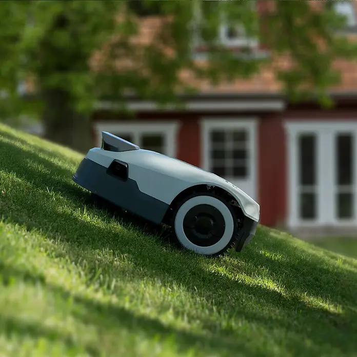 Anthbot Mähroboter Genie 3000 - 3.600 m², Schnittbreite: 20 cm, Satellitengestützte Navigation, RTK - Der Rasenmähroboter mäht präzise den Rasen. Er ist mit einem modernen Design ausgestattet.
