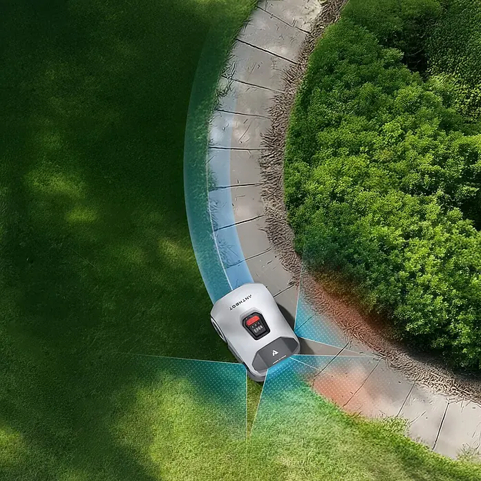Anthbot Mähroboter Genie 3000 - 3.600 m², Schnittbreite: 20 cm, Satellitengestützte Navigation, RTK - Ein Anthrobot Rasenmähroboter, der einen Rasen neben einem Gehweg mit üppigem Grün mäht.
